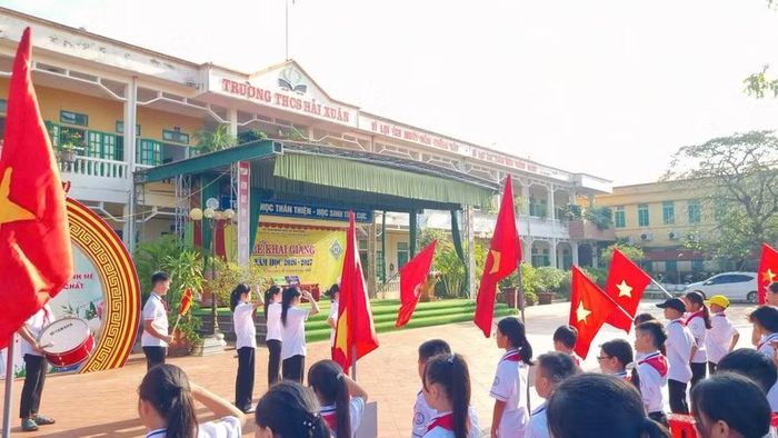 Học sinh thực hiện nghi thức Chào cờ đầu tuần.