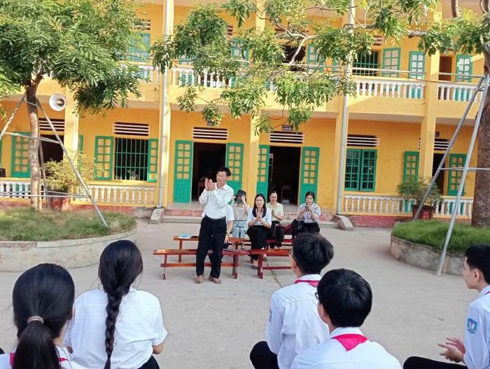 Thầy trò Trường THCS A Hải Xuân trong một giờ Sinh hoạt dưới cờ.