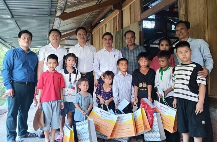Đoàn công tác Sở GD&ĐT Thanh Hóa tặng quà những cháu nhỏ ở bản Cánh Cộng.