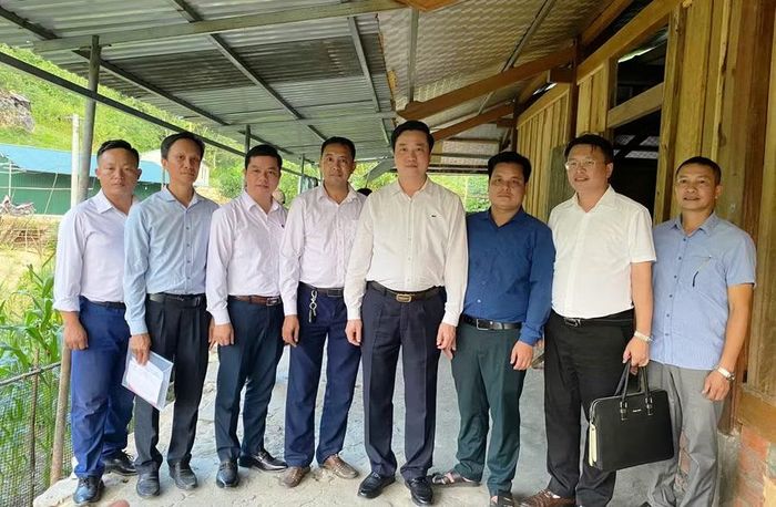 Đoàn công tác Sở GD&ĐT Thanh Hóa chụp ảnh cùng lãnh đạo xã và cán bộ Trường Tiểu học và PTDTBT-THCS Trung Lý tại gia đình 5 cháu nhỏ tại bản Cánh Cộng.