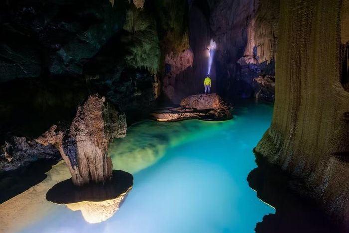 Hệ thống Hung Thoòng gồm nhiều hang động, trong đó có hang Hùng, hang Tròn và hang Thung.