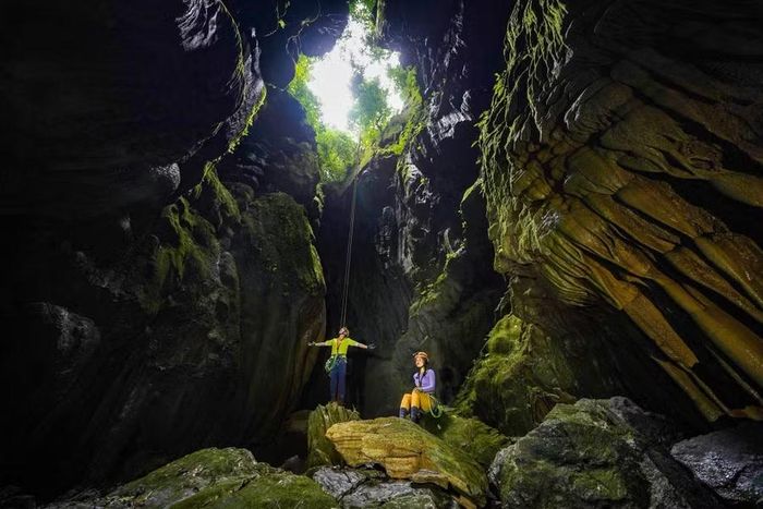 Hang động này là nơi phù hợp cho những người thích khám phá, ưa mạo hiểm thử thách bởi nơi đây sở hữu những dốc núi trơn vô cùng nguy hiểm.