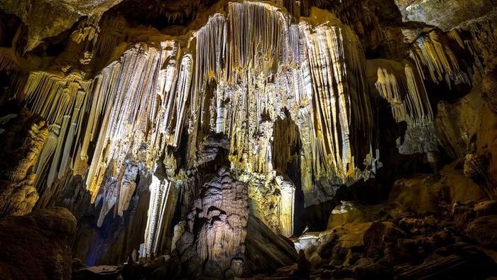 Hệ thống khối thạch nhũ cùng với màu ngọc xanh biếc của mặt hồ tuyệt đẹp tạo nên sự bí ẩn, hấp dẫn. Ảnh: Jungle Boss