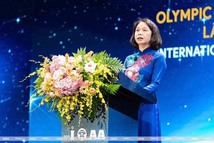 Bà Vũ Thu Hà biểu dương tinh thần thi đấu của các thí sinh tham dự Kỳ thi IOAA 2026.