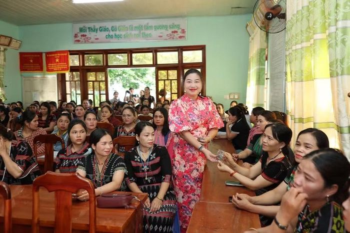 Đại diện Trường Cao đẳng Quảng Nam (cũ) tặng quà lưu niệm cho học viên trong lễ khai giảng tại xã Đông Giang. Ảnh: NTCC