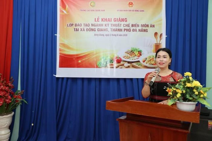 Học viên Lê Thị Thanh Nha phát biểu tại lễ khai giảng khóa học cấp dưỡng.