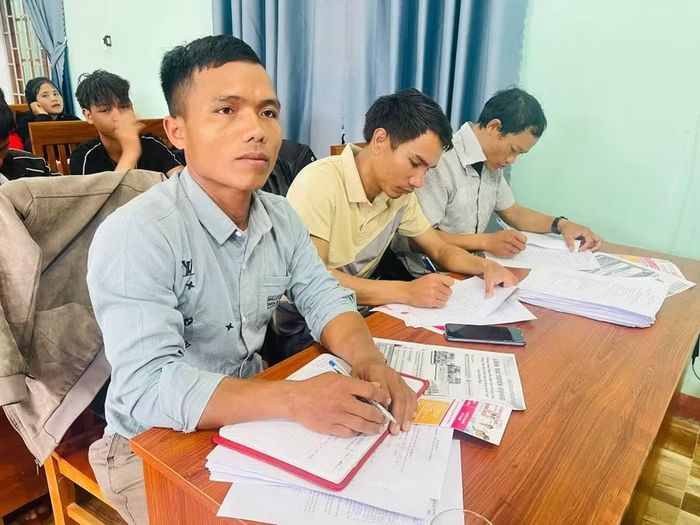 UBND xã Trà Tập (TP Đà Nẵng) phối hợp với Trường Cao đẳng Quảng Nam (cũ) và Công ty Thuận An DMC tổ chức buổi tuyên truyền, đăng ký học nghề và tư vấn tuyển dụng lao động đi làm việc ở nước ngoài. Ảnh: Xã Trà Tập.