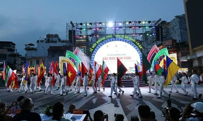 Việc đưa các hoạt động biểu diễn ra không gian công cộng tạo điều kiện để người dân và du khách trực tiếp tham gia vào không khí lễ hội. (Ảnh: Trần Huấn)