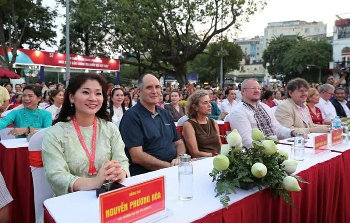 Tham dự chương trình có Thứ trưởng Bộ VHTT&DL Tạ Quang Đông; Cục trưởng Cục Hợp tác quốc tế (Bộ VHTT&DL) Nguyễn Phương Hòa, Giám đốc Sở VHTT&DL TP. Hà Nội Phạm Tuấn Long; đại diện một số đơn vị thuộc Bộ VHTT&DL, TP. Hà Nội cùng các Đại sứ, đại diện các Đại sứ quán. (Ảnh: Trần Huấn)