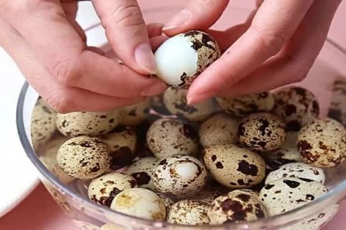 Ngâm trứng cút vào nước đá ngay sau khi luộc giúp trứng ngừng chín và dễ bóc vỏ hơn. (Nguồn: FPT Shop)