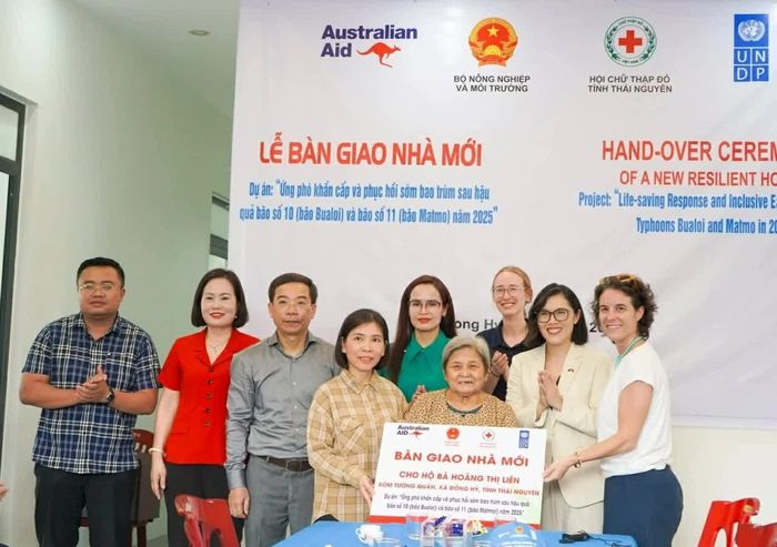 Lễ bàn giao nhà mới cho Hộ dân Hoàng Thị Liên thuộc khuôn khổ Dự án "Ứng phó khẩn cấp và phục hồi sớm sau hậu quả bão Bualoi và bão Matmo. (Nguồn: ĐSQ Australia tại Việt Nam)