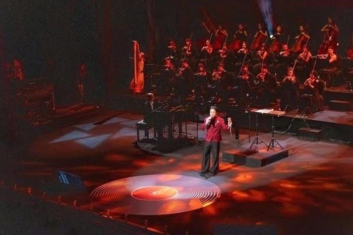 Ca sĩ Phan Mạnh Quỳnh với bản hit “Có chàng trai viết lên cây” trong phim “Mắt Biếc” do chính anh sáng tác. (Ảnh: Vân Chi)