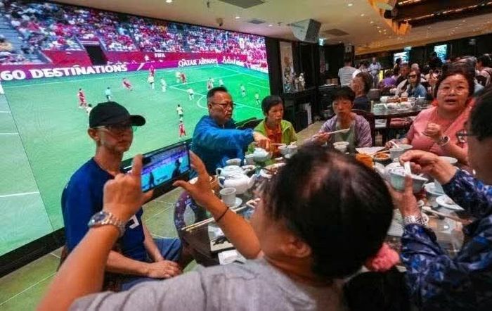 Thực khách vừa thưởng thức dim sum tại nhà hàng Lin Heung Lau ở Sheung Wan, vừa theo dõi trận Australia gặp Thổ Nhĩ Kỳ tại World Cup. (Nguồn: SCMP)