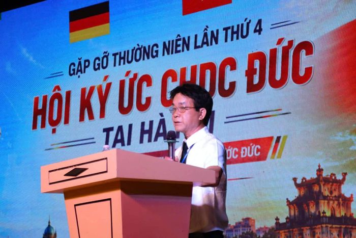 Ông Nguyễn Sơn Minh, Chủ tịch Hội Ký ức Cộng hoà Dân chủ Đức báo cáo kết quả hoạt động của Hội trong năm 2026. (Ảnh: Yến Vi)