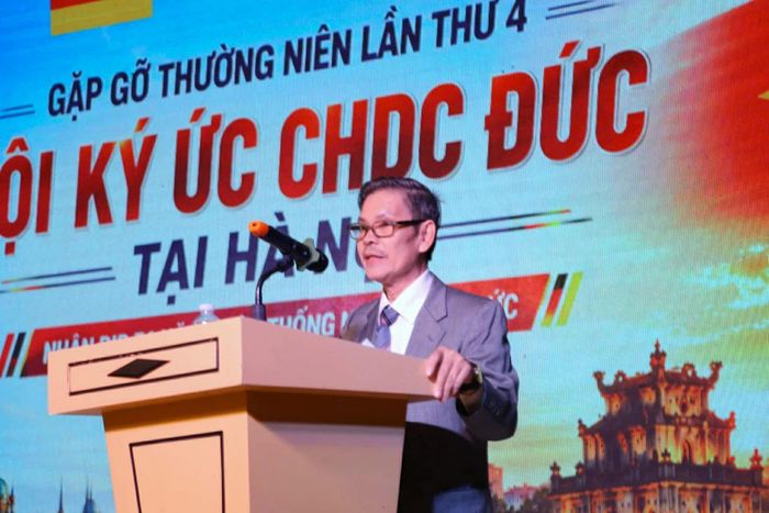 Ông Nguyễn Xuân Sơn, Ủy viên Ban chấp hành Hội Ký ức Cộng hoà Dân chủ Đức chia sẻ ký ức về những năm tháng tuổi trẻ tại Đức. (Ảnh: Yến Vi)
