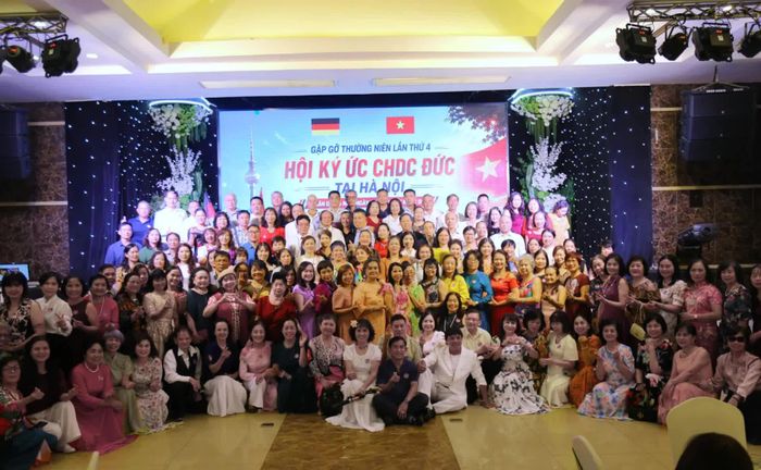 Các hội viên Hội Ký ức CHDC Đức chụp ảnh lưu niệm. (Ảnh: Yến Vi)