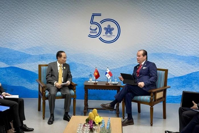 Ủy viên Bộ Chính trị, Bộ trưởng Ngoại giao Lê Hoài Trung gặp Bộ trưởng Ngoại giao Panama Javier Eduardo Martínez-Acha Vásquez, nhân dịp Hội nghị Bộ trưởng Ngoại giao ASEAN lần thứ 59 và các Hội nghị liên quan ngày 24/7. (Ảnh: Bảo Chi)