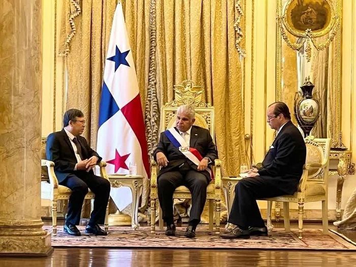 Đại sứ Việt Nam tại Mexico, kiêm nhiệm Panama Nguyễn Văn Hải trình Thư ủy nhiệm lên Tổng thống Panama José Raúl Mulino Quintero. (Nguồn: ĐSQ Việt Nam tại Mexico)