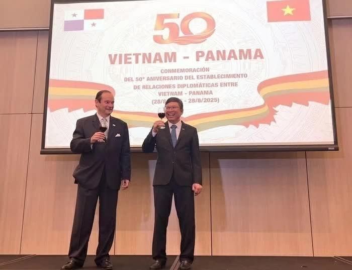 Bộ trưởng Ngoại giao Panama Javier Martínez-Acha Vásquez và Đại sứ Việt Nam tại Mexico kiêm nhiệm Panama Nguyễn Văn Hải tại Lễ kỷ niệm 50 năm thiết lập quan hệ ngoại giao Việt Nam - Panama, ngày 20/8/2025. (Nguồn: ĐSQ Việt Nam tại Mexico)