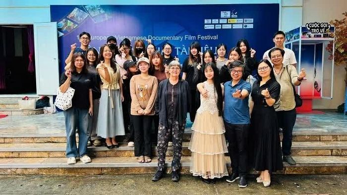 Đạo diễn Gunilla Bresky giao lưu và chụp ảnh với khán giả Hà Nội. (Ảnh NVCC)