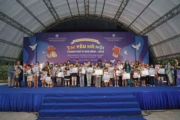 Ban tổ chức trao giải cho các thí sinh đoạt giải. (Ảnh: Hiền Anh)