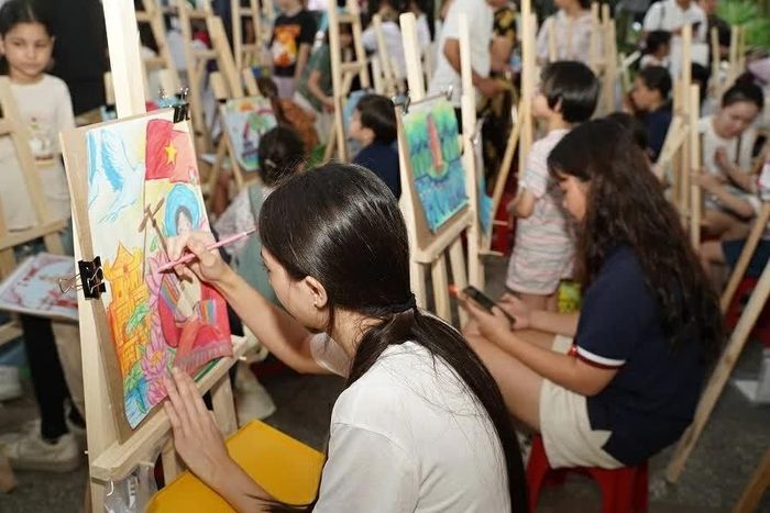 Hà Nội qua lăng kính những họa sĩ nhí. (Ảnh: Hiền Anh)