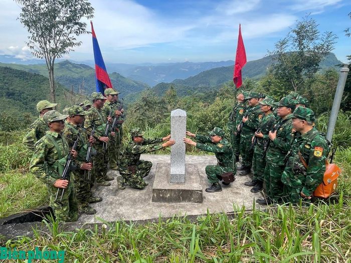 Hai đội trưởng kiểm tra cột mốc trong quá trình tuần tra song phương Việt Nam - Lào. Ảnh: Hải Thượng