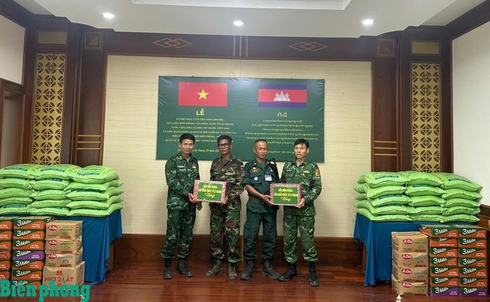 Đồn Biên phòng cửa khẩu quốc tế Lệ Thanh trao tặng quà và nhu yếu phẩm cho lực lượng bảo vệ biên giới Campuchia. Ảnh: Thanh Bình