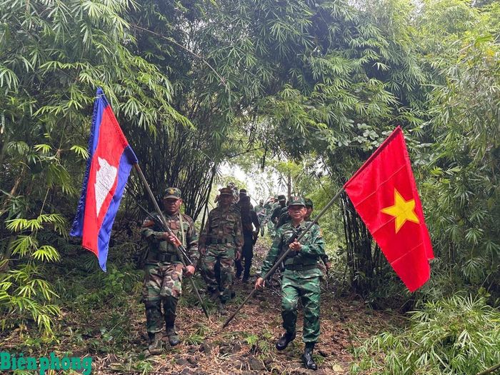Lực lượng bảo vệ biên giới Việt Nam và Campuchia tuần tra trên đoạn biên giới từ Mốc 29 đến Mốc 29.2. Ảnh: Thanh Bình