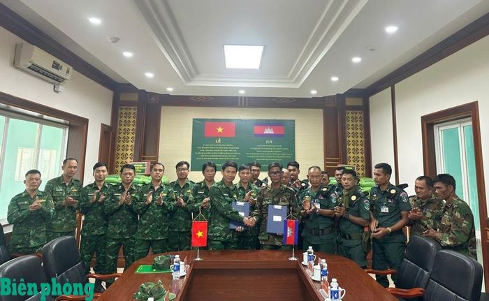 Lực lượng bảo vệ biên giới Việt Nam và Campuchia ký kết biên bản sau tuần tra. Ảnh: Thanh Bình