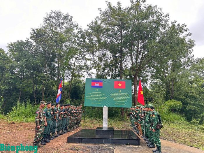 Lực lượng bảo vệ biên giới hai bên làm nghi thức tại Mốc 29 trong quá trình tuần tra. Ảnh: Thanh Bình