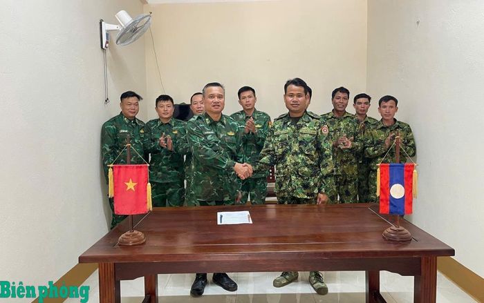 Lực lượng bảo vệ biên giới Việt Nam - Lào ký biên bản ghi nhớ. Ảnh: Hải Thượng