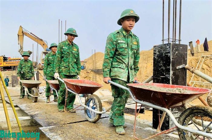 Cán bộ, chiến sĩ Bộ đội Biên phòng thành phố Đà Nẵng đồng hành với địa phương trong việc xây dựng trường phổ thông nội trú liên cấp tiểu học và trung học cơ sở. Ảnh: Đơn vị cung cấp