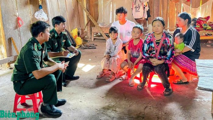 Đảng viên Đồn Biên phòng Nậm Nhừ thăm hỏi, nắm hoàn cảnh gia đình học sinh được phân công phụ trách. Ảnh: Xuân Điềm