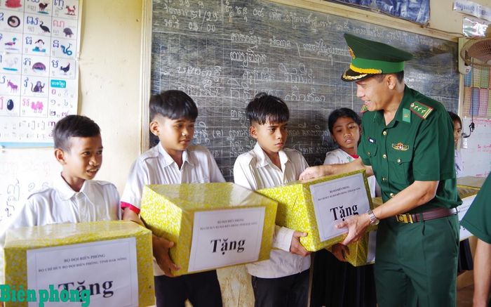 Cán bộ Đồn Biên phòng cửa khẩu Bu P'răng, Bộ đội Biên phòng tỉnh Lâm Đồng tặng quà cho học sinh Campuchia. Ảnh: Văn Hoàn