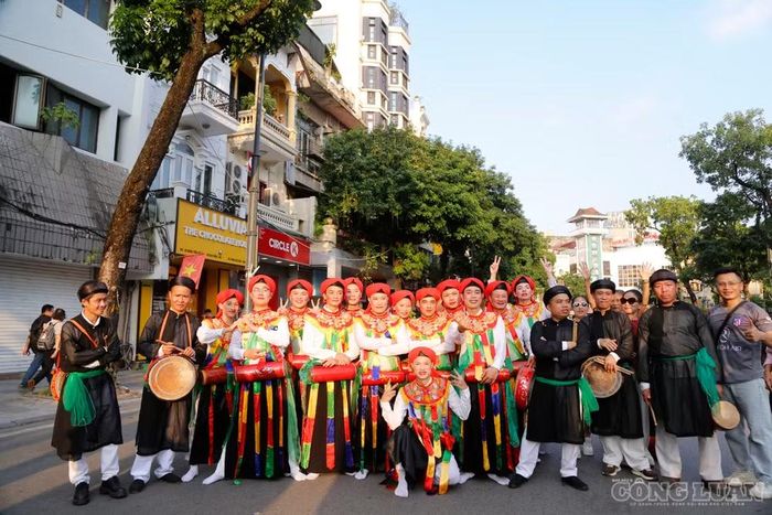 Các nghệ nhân, diễn viên làng Triều Khúc trong trang phục truyền thống trước giờ trình diễn múa "Con đĩ đánh bồng"