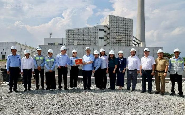 Phó Thủ tướng Thường trực Chính phủ Phạm Gia Túc tặng quà cho cán bộ, công nhân triển khai Dự án Nhà máy điện khí LNG Hiệp Phước - Ảnh: CP