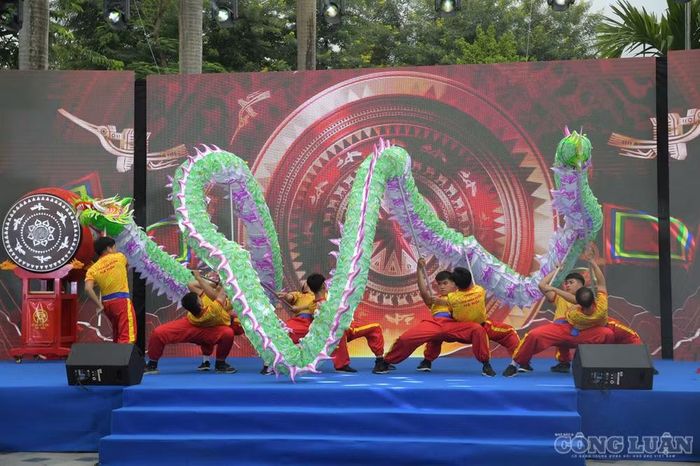 Tiết mục múa rồng đặc sắc tại lễ khai mạc.