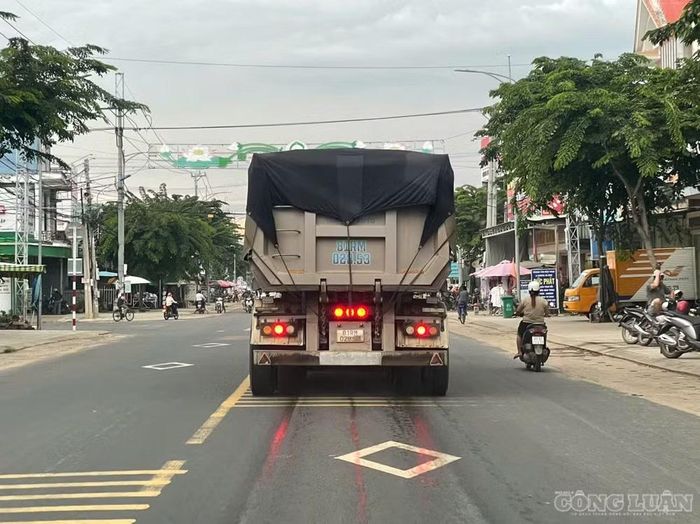 Tình trạng này diễn ra liên tục, đặc biệt tại các tuyến đường có mật độ xe tải vận chuyển cát cao, tiềm ẩn nguy cơ mất an toàn giao thông và gây ô nhiễm môi trường