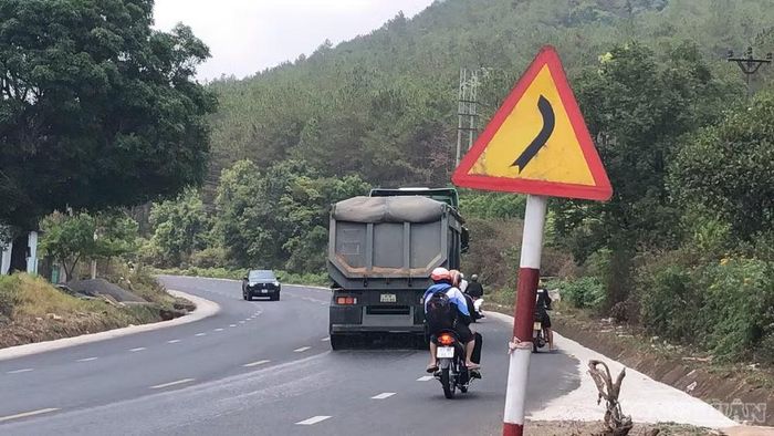 Xe cát chảy nước từ Quốc lộ 25 đến Quốc lộ 14