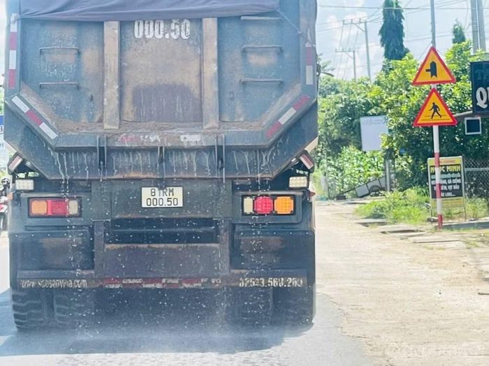  Phía sau xe, nước từ thùng chở cát tiếp tục chảy xuống đường, kéo theo bùn đất và cát 