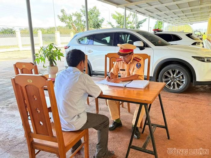 Chỉ trong 1 ngày, Đội CSGT đường bộ số 1 đã xử lý 8 trường hợp vi phạm để vật liệu rơi vương vãi ra đường