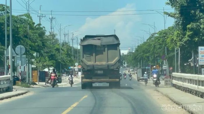 Chỉ trong một buổi, hàng chục lượt xe tải lớn nhỏ nối đuôi nhau vận chuyển cát qua tuyến đường này