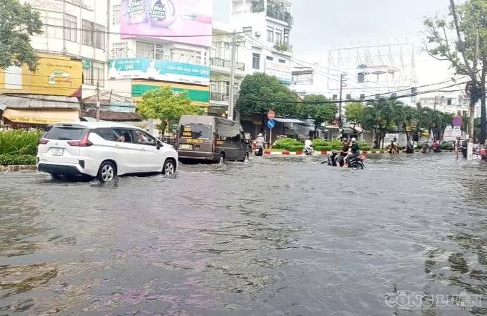 Mưa to có nguy cơ gây ngập úng làm ảnh hưởng giao thông và sinh hoạt của người dân.