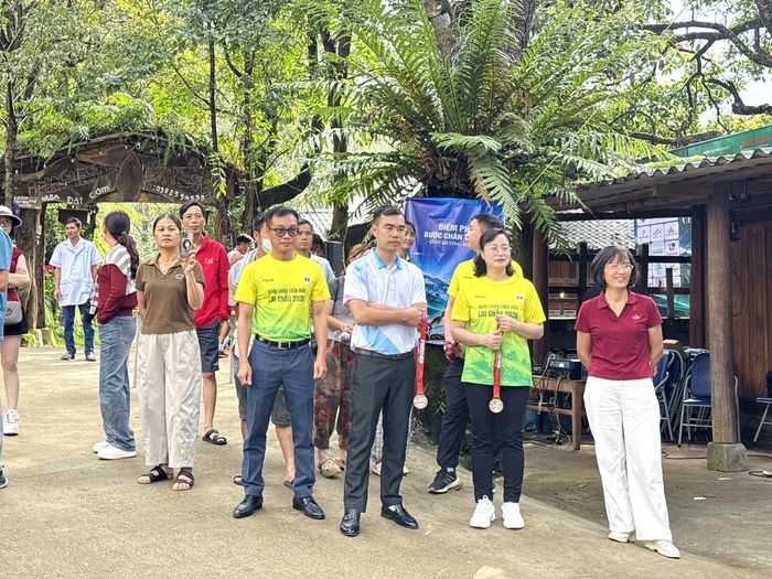 Ban tổ chức giải tại điểm đích cự ly 5km.
