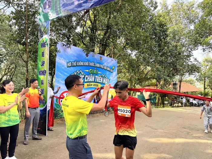Phó Tổng Biên tập Báo Pháp luật Việt Nam Trần Ngọc Hà trao huy chương cho vận động viên về đích.