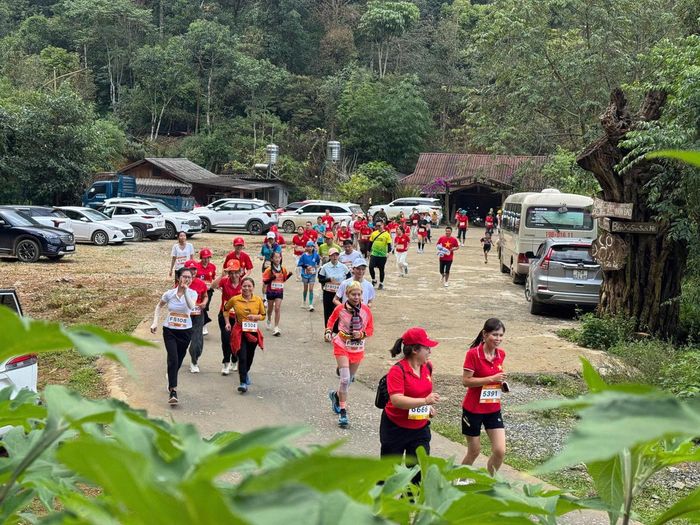 Cung đường 5km đưa vận động viên qua không gian bản làng vùng cao Sin Suối Hồ.
