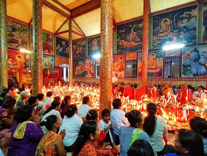 Đồng bào Khmer thực hiện nghi thức cầu siêu tại chùa nhân dịp Lễ Sene Dolta (Ảnh: CTV).