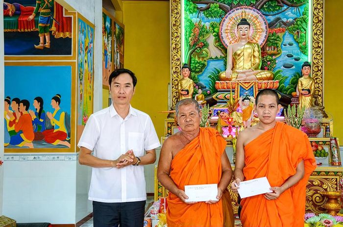 Ông Lương Văn Pho - Phó Giám đốc Sở Dân tộc và Tôn giáo tỉnh Cà Mau, tặng quà các vị sư tại Salatel Giáp Nước, phường Vĩnh Trạch, nhân dịp Lễ Sene Dolta (Ảnh: Q.A).