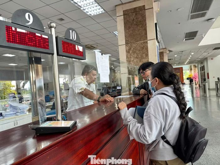 Người dân làm thủ tục liên quan đến mã số thuế tại cơ quan Thuế TPHCM